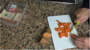 Süßkartoffel schneiden für Hundefutter