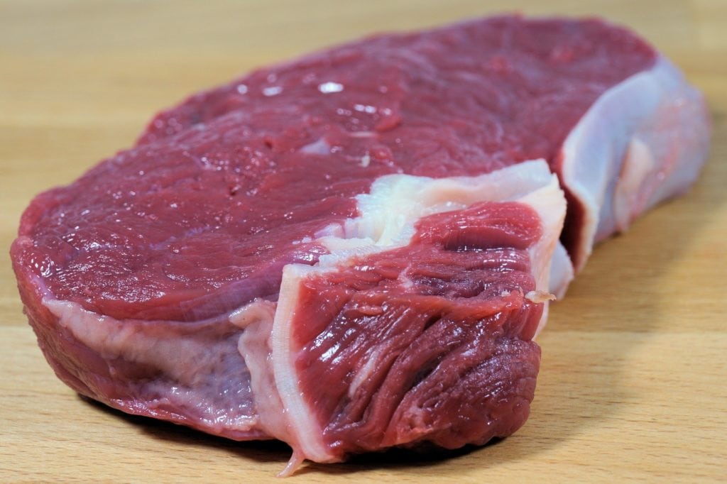 Fleisch ist ein optimaler Proteinlieferant in gesunden, selbst gekochten Hundefutter.