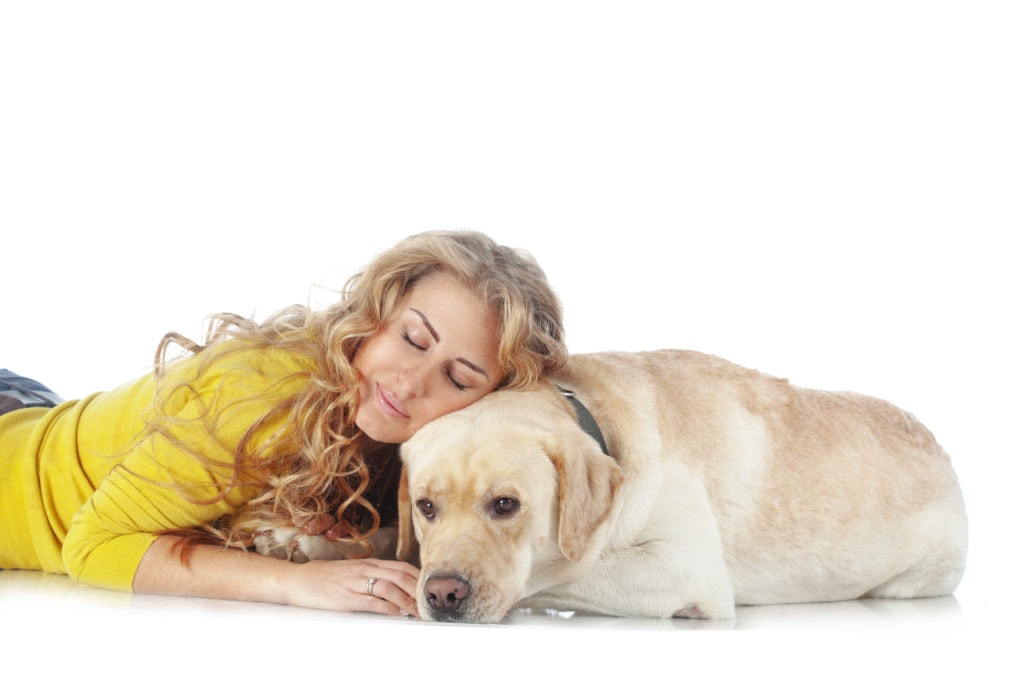 Mädchen und alter Hund der Hundeernährung bei Arthrose braucht